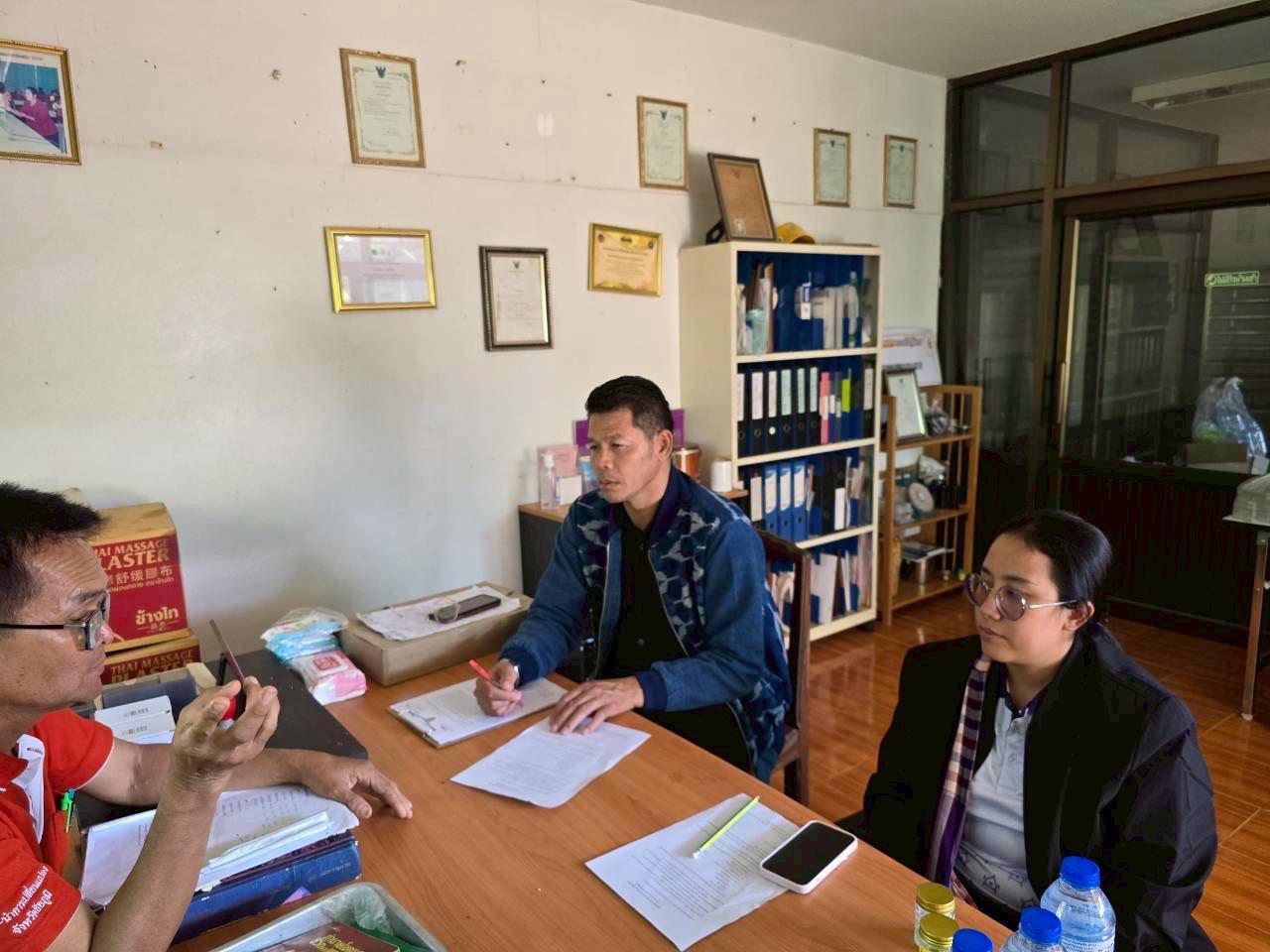 สพอ.คอนสวรรค์ ลงพื้นที่สนับสนุนการจำหน่ายผลิตภัณฑ์ OTOP “ยาน้ำมันผสมว่านไพล” ตามข้อร้องเรียนศูนย์ดำรงธรรมจังหวัดชัยภูมิ