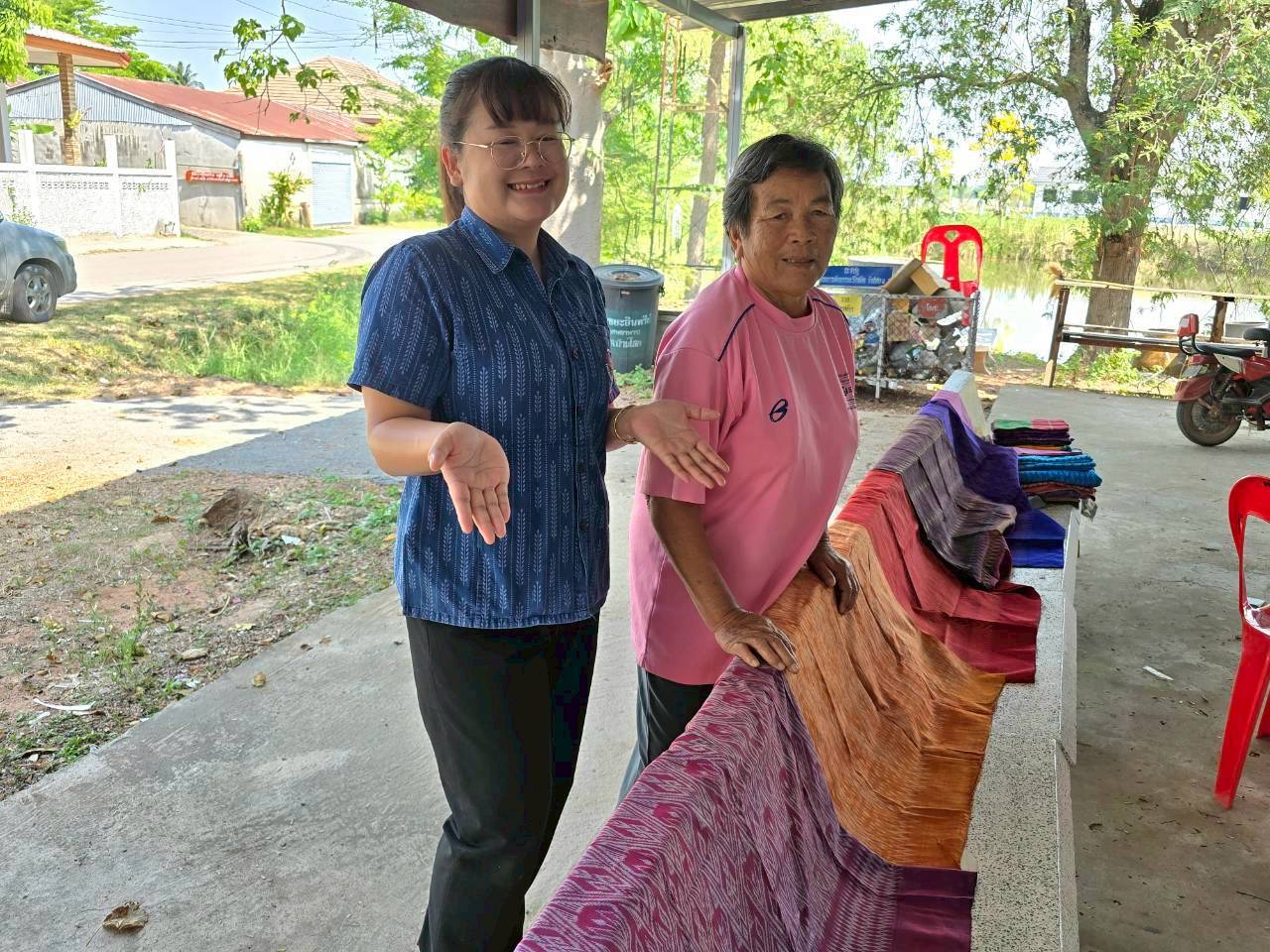 สพอ.คอนสวรรค์ ลงพื้นที่หนุนเสริม OTOP กลุ่มสตรีทอผ้าไหม