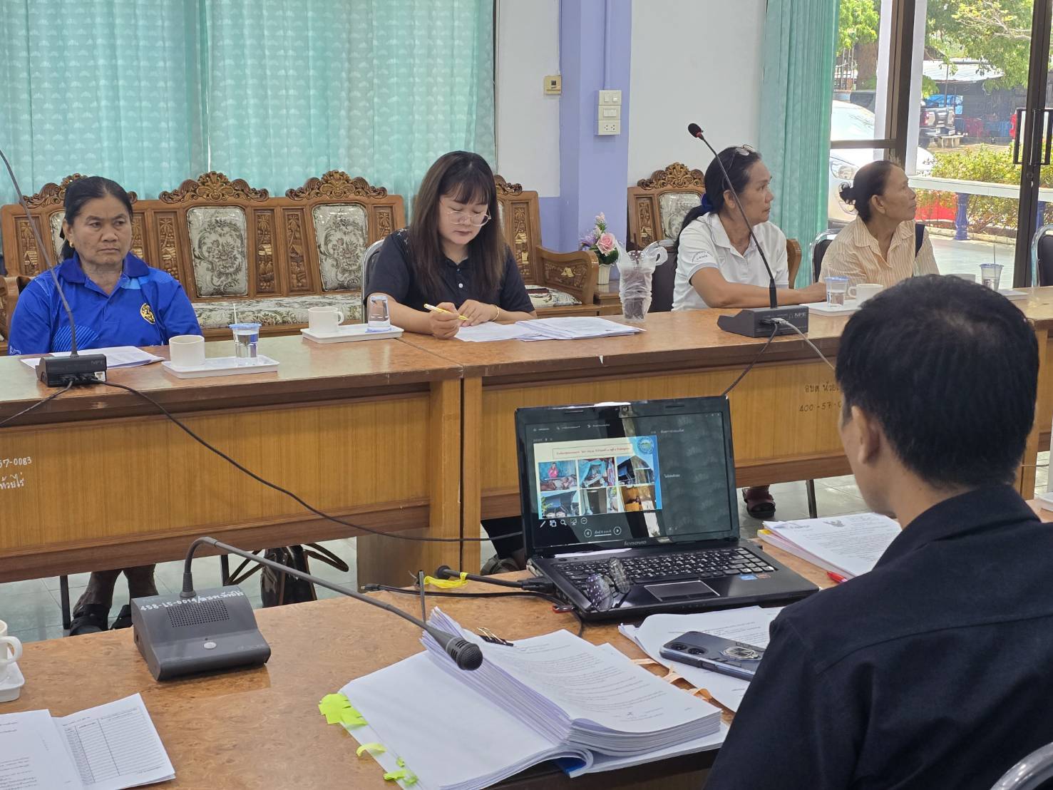สพอ.คอนสวรรค์ ร่วมประชุมคณะกรรมการช่วยเหลือประชาชน อบต.ห้วยไร่ เร่งช่วยเหลือผู้ประสบวาตภัย 21 ครัวเรือน
