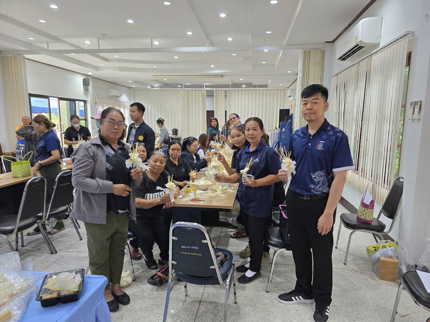 สพอ.คอนสวรรค์ ร่วมโครงการร้อยดวงใจ ประดิษฐ์ดอกไม้จันทน์ สนับสนุนการจัดงานพระราชพิธีถวายพระเพลิงพระบรมศพ สมเด็จพระนางเจ้าสิริกิติ์ พระบรมราชินีนาถ พระบรมราชินีพันปีหลวง