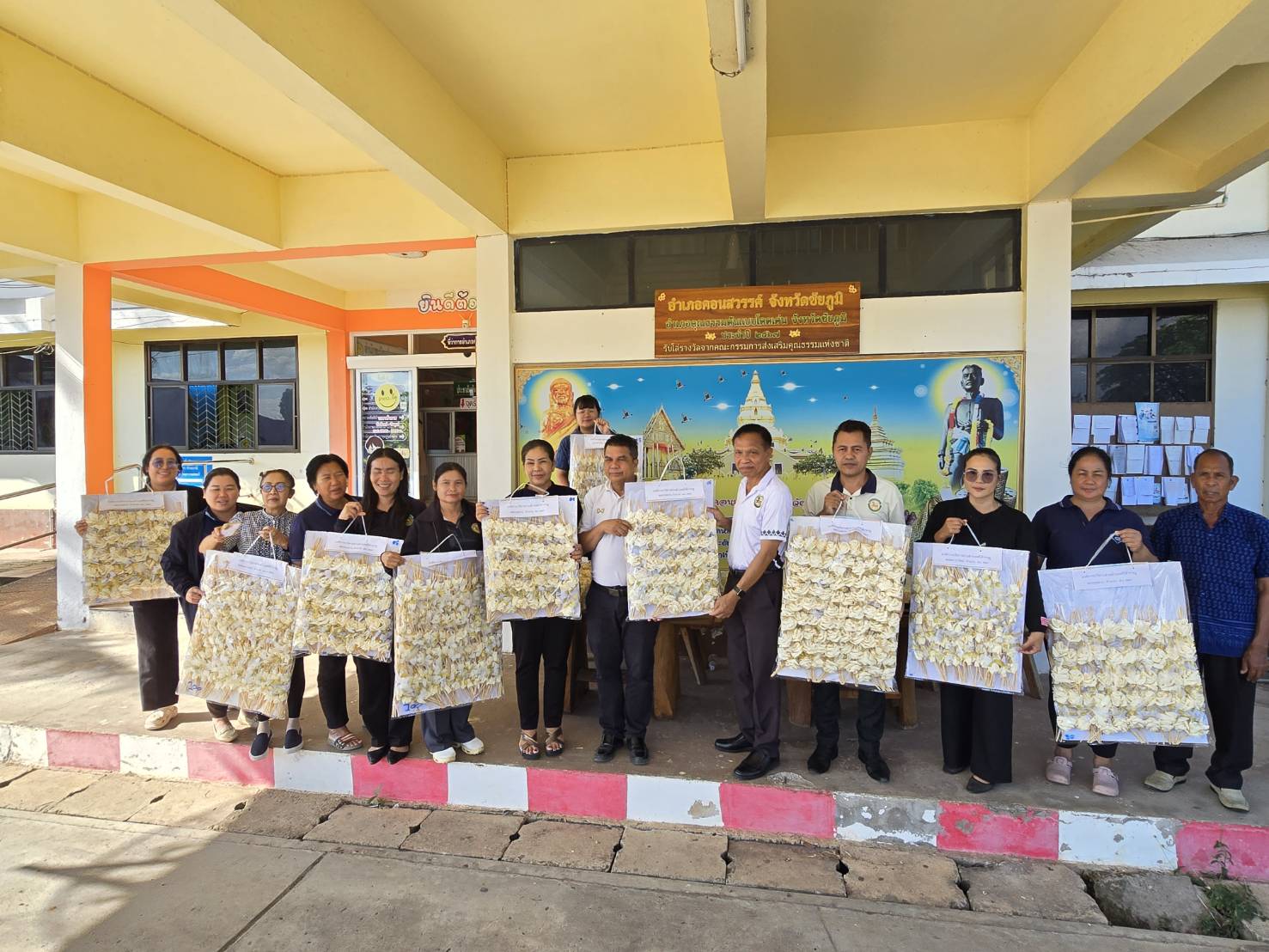 สพอ.คอนสวรรค์ ร่วมรับมอบดอกไม้จันทน์จากองค์การบริหารส่วนตำบลศรีสำราญ